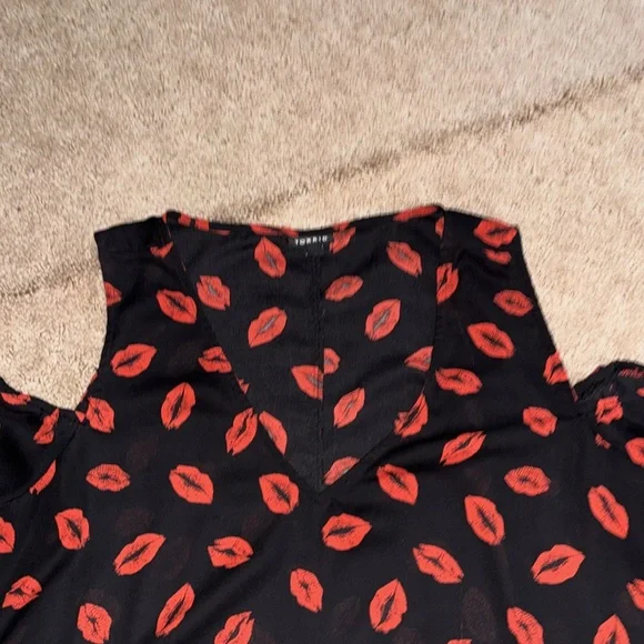 Torrid Blouse Size 3 Plus Size Lips Women’s Top Cold shoulder - Picture 2 of 9